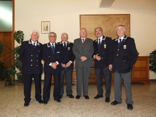 La delegazione ANMI di Pescia e Carrara posano per una foto ricordo con l'autore del libro Amerigo Vaglini  . 